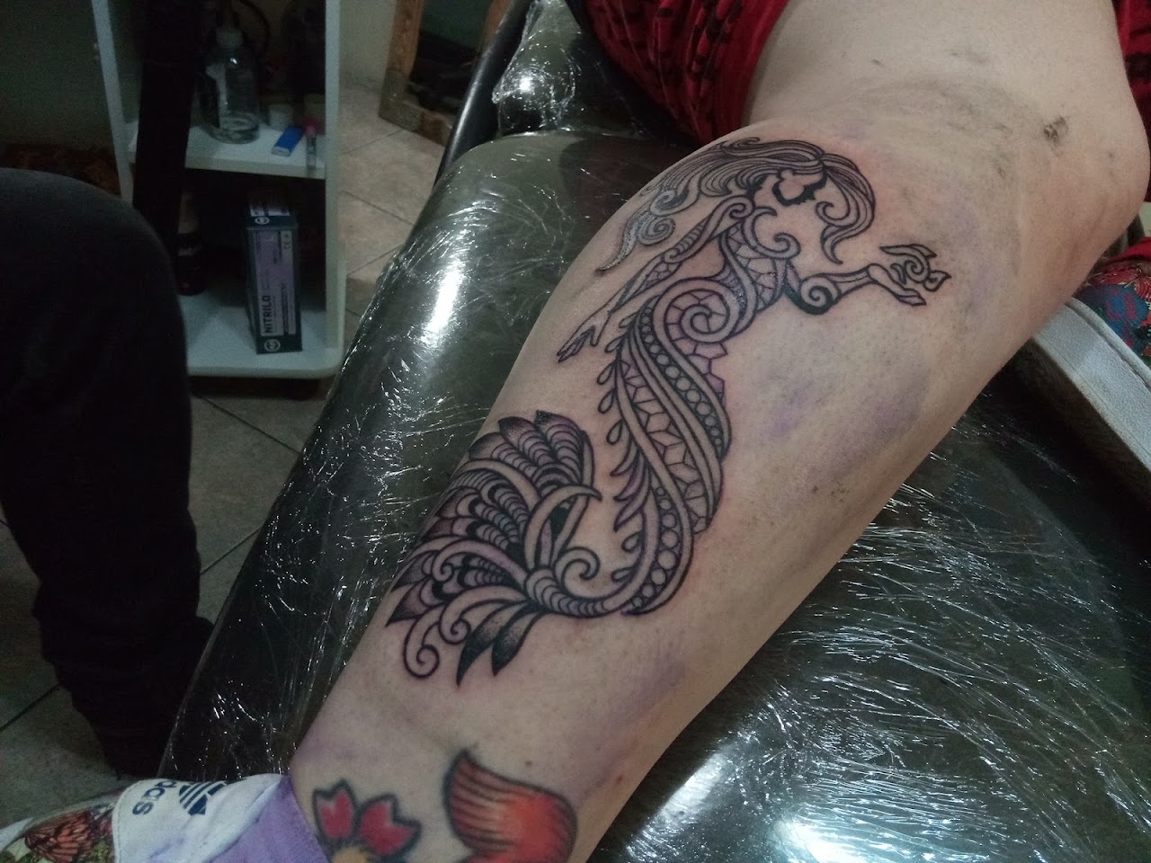 Tatuaje ornamental de sirena, trabajo realizado en Manuk Tattoo & Piercing House