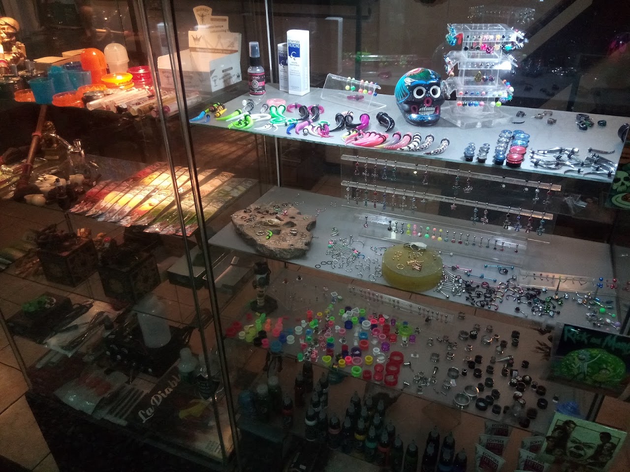 Vitrina de joyería para piercings en Manuk Tattoo & Piercing House