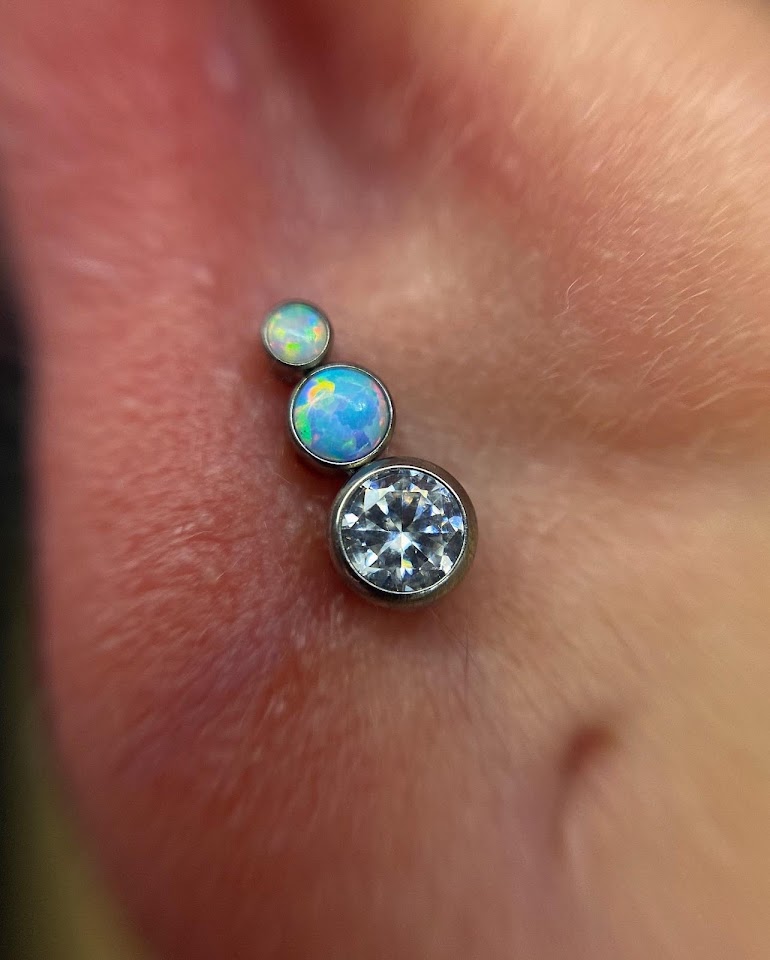Detalle de piercing con joyería fina en Manuk Tattoo & Piercing House